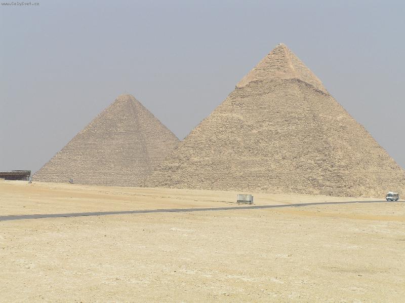 Foto: 2 men�� pyramidy