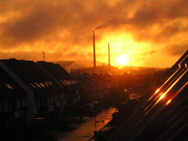 Foto: Armageddon-Slunce se zahalilo do oran�ov�ch mrak�