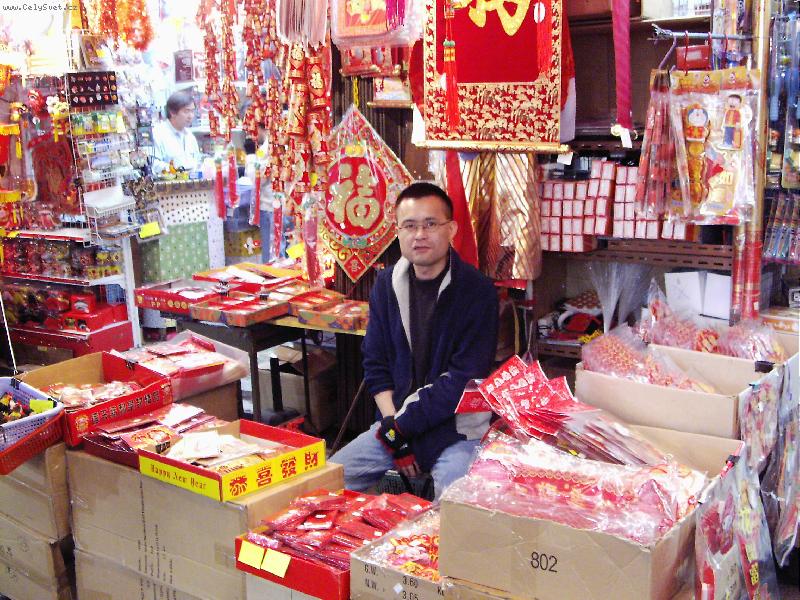 Foto: prodejce dekorac� na oslavu ��nsk�ho nov�ho roku na tr�nici v Hong Kongu ( v ��sti Wan Chai )