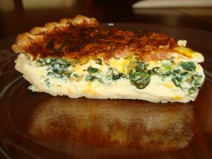 Recept online: Italsk� masov� kol��: Vrstven� masov� kol�� - hov�z� s raj�aty a �esnekem, �pen�t s t�emi druhy s�r�, navrch s listov�m t�stem