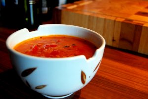 Recept online: P�rkov� pol�vka s raj�aty: P�rkov� pol�vka nakyselo - s b�l�m v�nem,raj�aty, citronovou ���vou a smetanou